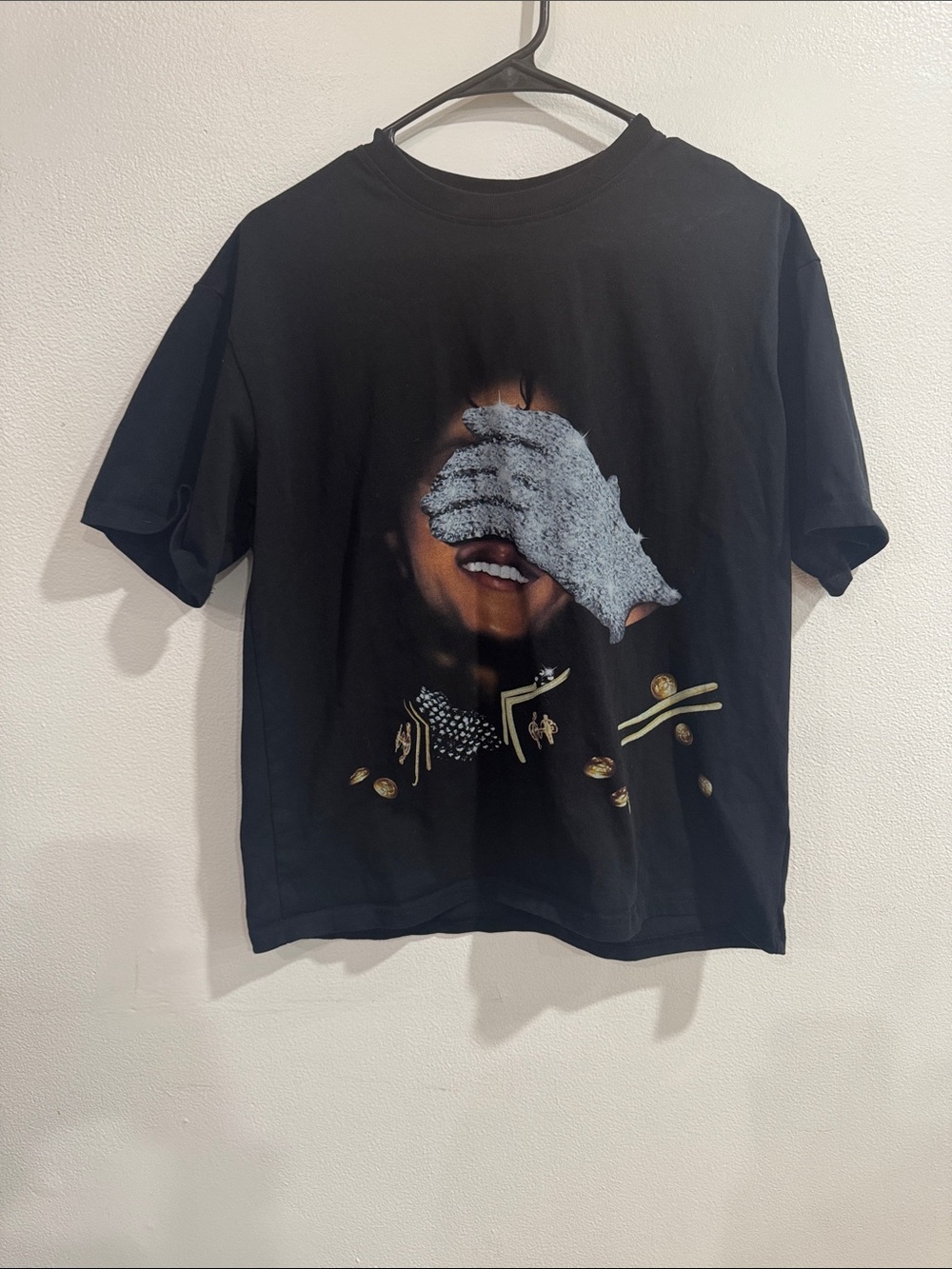 Black Short-Sleeve Graphic Men's T-Shirt with Face & Glove Motif